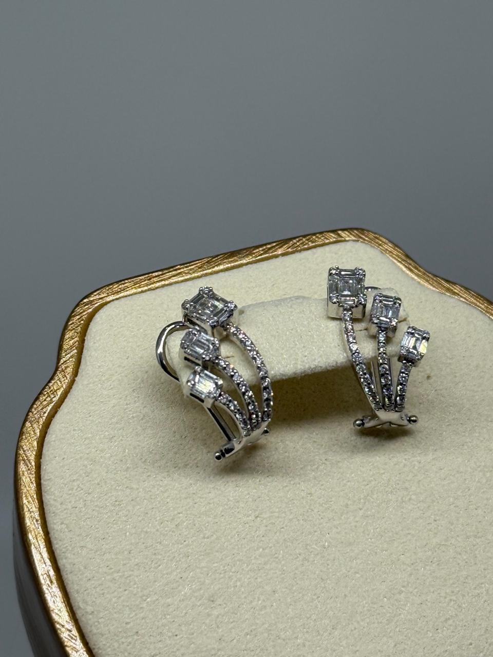 ARETES TRIPLES DIAMANTES 18K OROB 6.2 LK06